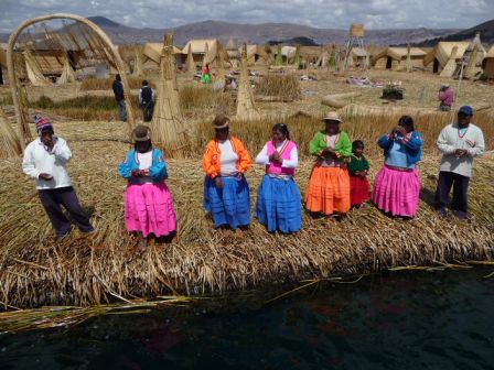 Ile flottante lac Titicaca.JPG